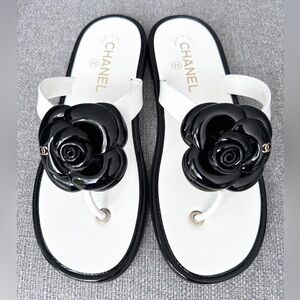 2026 CHANEL CC LOGO WHITE PATENT LEATHER BLACK CAMELLIA THONG LEATHER SANDAL 38